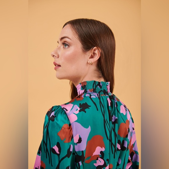 Tucker NYC Stella Top
Dini's Teal Floral in Crepe de Chine - Picture 7 of 8